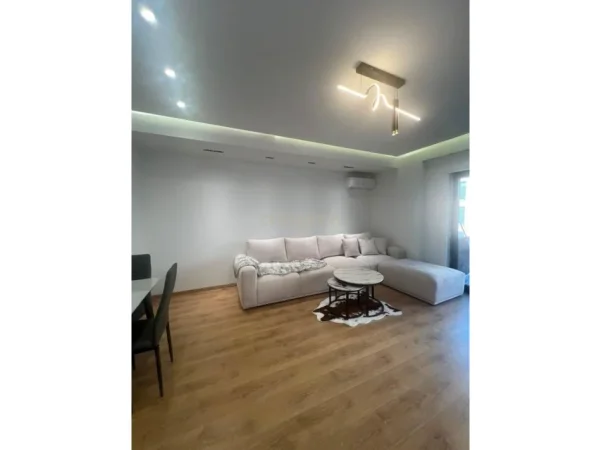 Tirane, jepet me qera apartament 1+1 Kati 1, 70 m² 700 € (kodra e diellit 2)