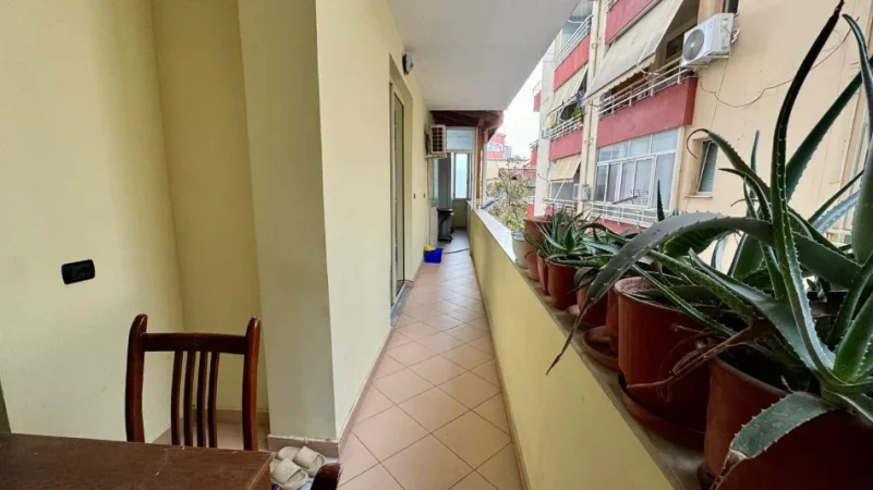 Tirane, jepet me qera apartament 2+1+Ballkon Kati 2, 85 m² 700 € (Rruga Bill Klinton)