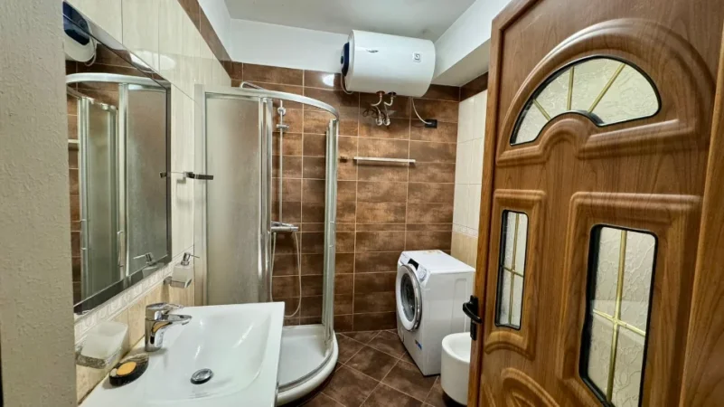 Tirane, jepet me qera apartament 2+1+Ballkon Kati 2, 85 m² 700 € (Rruga Bill Klinton)