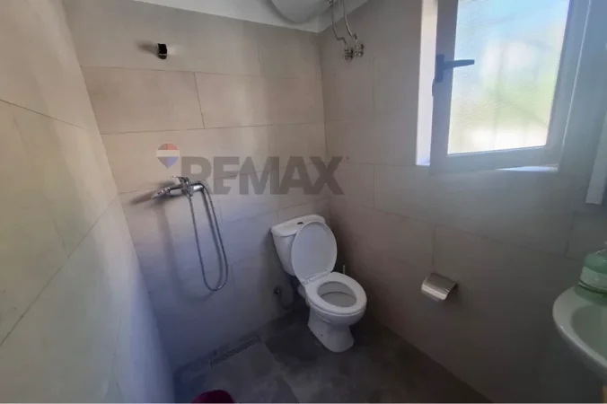 Vlore, jepet me qera shtepi 1+1 Kati 0, 200 m² 400 € (Rruga Mis Durhan, Vlore)