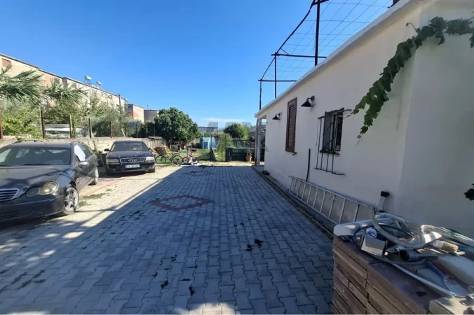 Vlore, jepet me qera shtepi 1+1 Kati 0, 200 m² 400 € (Rruga Mis Durhan, Vlore)