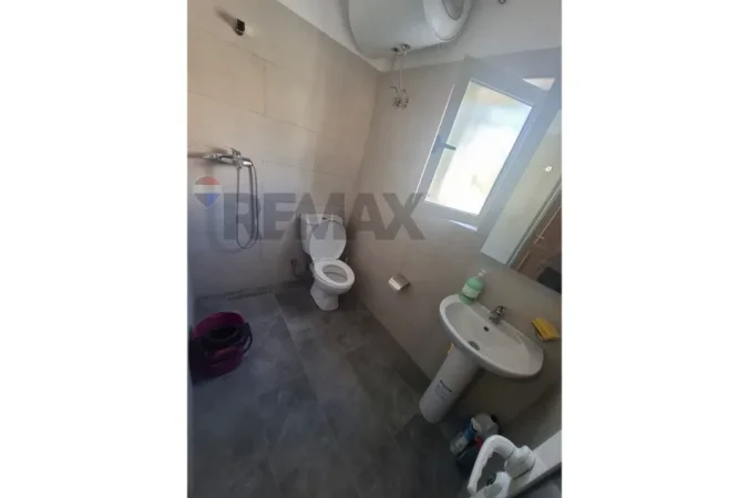 Vlore, jepet me qera shtepi 1+1 Kati 0, 200 m² 400 € (Rruga Mis Durhan, Vlore)