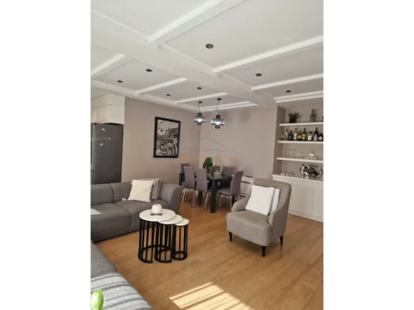 Tirane, jepet me qera Vile 3+1+Ballkon Kati 1, 122 m² 800 € (Porcelan)