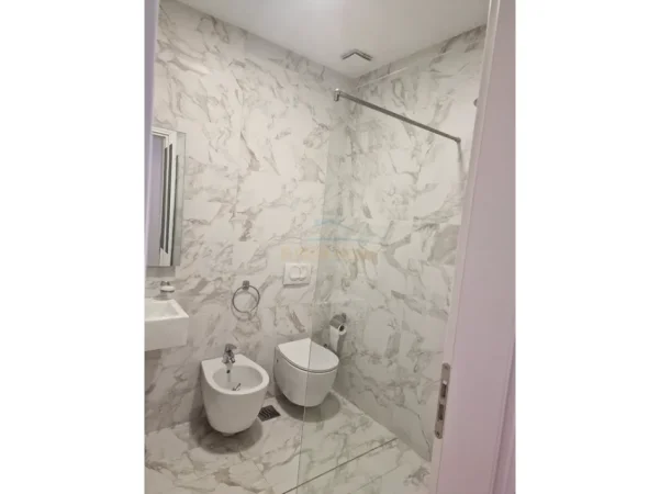 Tirane, jepet me qera Vile 3+1+Ballkon Kati 1, 122 m² 800 € (Porcelan)