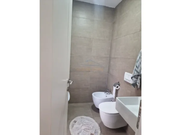 Tirane, jepet me qera Vile 3+1+Ballkon Kati 1, 122 m² 800 € (Porcelan)
