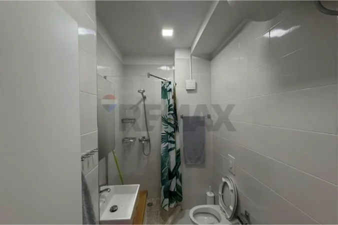 Tirane, jepet me qera apartament 1+1 , (Pazari i ri)