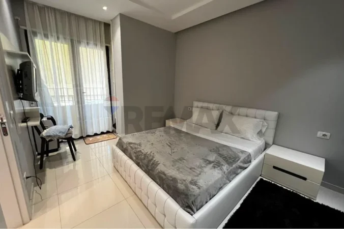 Tirane, jepet me qera apartament 1+1 , (Pazari i ri)