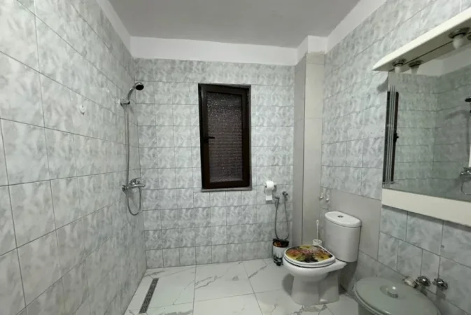 Tirane, jepet me qera apartament 2+1 , 80 m² 520 € (LAPRAKË)