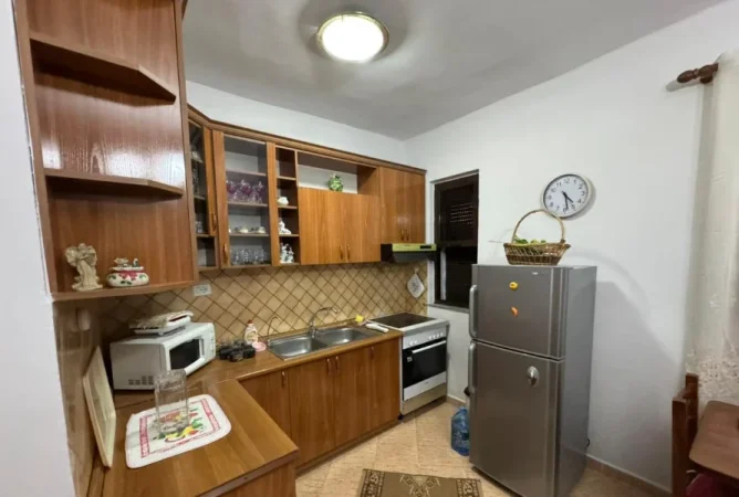 Tirane, jepet me qera apartament 2+1 , 80 m² 520 € (LAPRAKË)