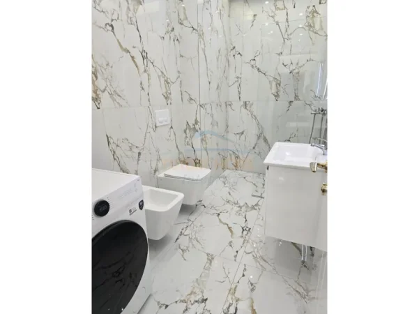 Tirane, jepet me qera apartament 1+1+Ballkon Kati 5, 75 m² 550 € (LITA CONSTRUCTION)
