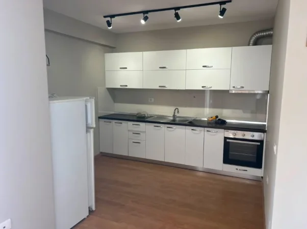 Tirane, jepet me qera apartament 1+1 , 75 m² 600 € (21 Dhjetori)