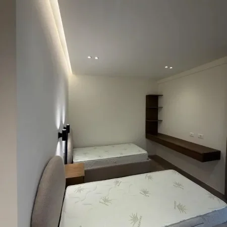 Tirane, jepet me qera apartament 3+1+Ballkon Kati 2, 120 m² 1.100 € (Bulevardi i Ri – Tiranë)