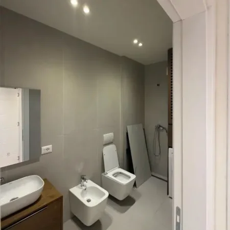 Tirane, jepet me qera apartament 3+1+Ballkon Kati 2, 120 m² 1.100 € (Bulevardi i Ri – Tiranë)