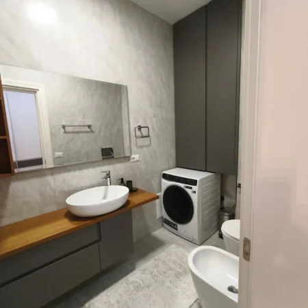 Tirane, jepet me qera apartament 1+1 , 85 m² 1.100 € (TEG)