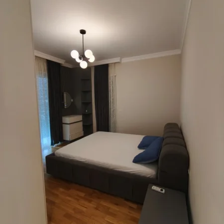 Tirane, jepet me qera apartament 1+1 , 85 m² 1.100 € (TEG)