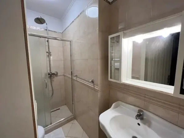 Tirane, jepet me qera apartament 2+1 , 120 m² 1.000 € (Rruga Faik Konica)