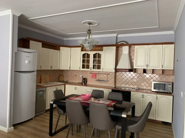 Tirane, jepet me qera apartament 2+1 , 120 m² 1.000 € (Rruga Faik Konica)
