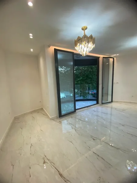 Tirane, jepet me qera ambjent biznesi , 92 m² 1.400 € (Liqeni i Thatë)