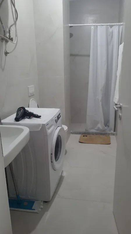 Tirane, jepet me qera apartament 1+1 , 55 m² 400 € (Ali Demi)