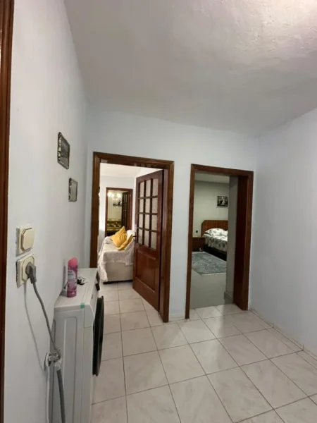 Tirane, jepet me qera apartament 2+1 Kati 1, 90 m² 500 € (Ali Demi)