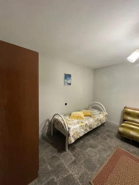 Tirane, jepet me qera apartament 2+1 Kati 1, 90 m² 500 € (Ali Demi)