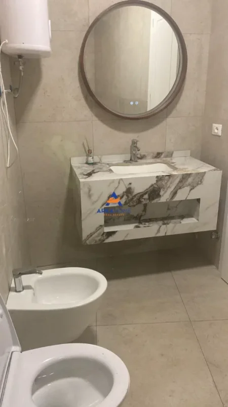 Tirane, jepet me qera apartament 2+1+Ballkon Kati 3, 130 m² 2.000 € 