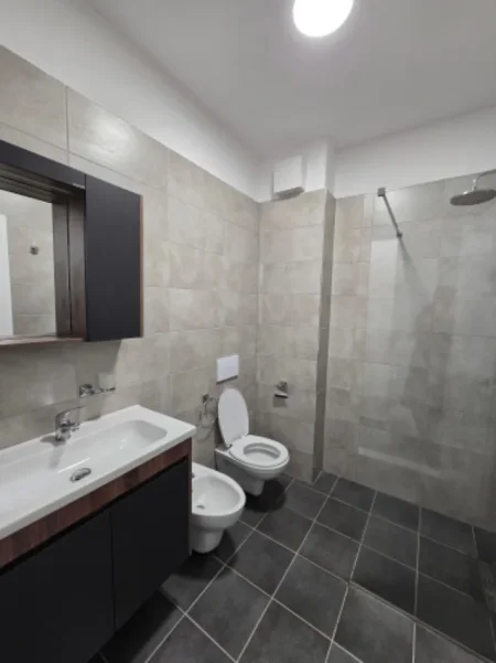 Tirane, jepet me qera apartament 1+1 Kati 3, 74 m² 450 € (Restorant Olsi ne Linze)