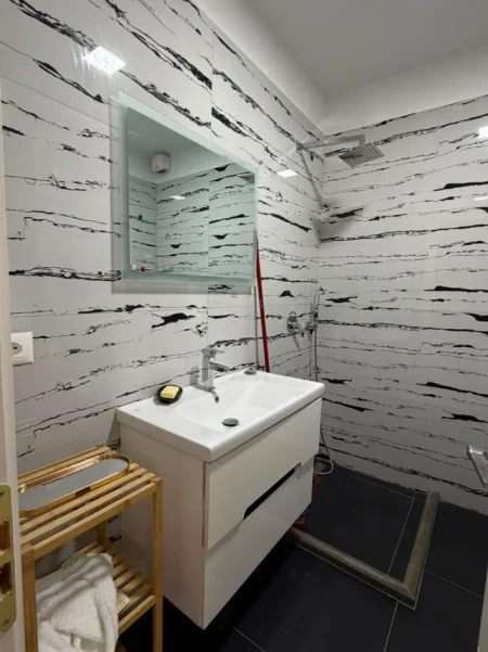 Tirane, jepet me qera apartament 2+1+Ballkon Kati 2, 95 m² 800 € (Liqeni i Thate)