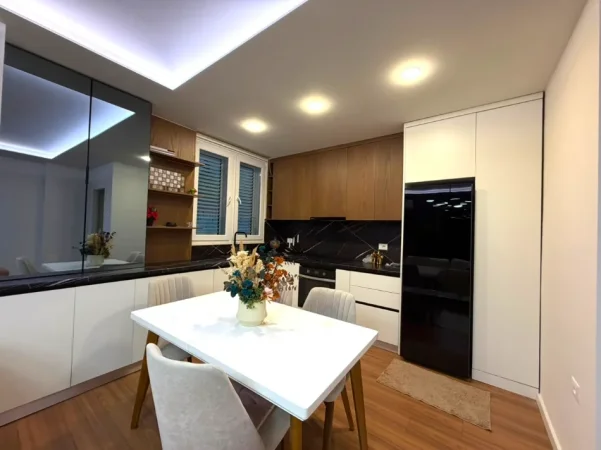 Tirane, jepet me qera apartament 2+1+Ballkon Kati 2, 95 m² 800 € (Liqeni i Thate)