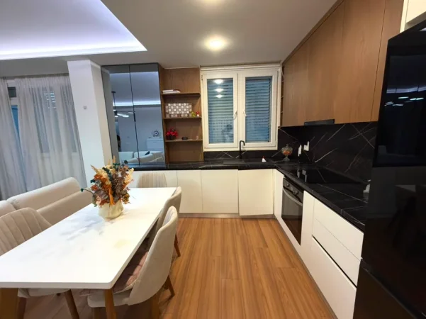 Tirane, jepet me qera apartament 2+1+Ballkon Kati 2, 95 m² 800 € (Liqeni i Thate)