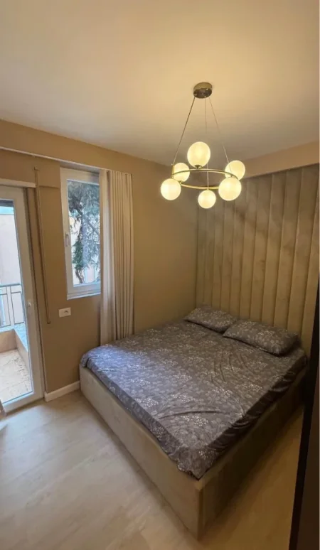 Tirane, jepet me qera apartament 1+1+Aneks+Ballkon Kati 2, 50 m² 600 € (Brryl, Mbrapa Martenitetit te Ri)