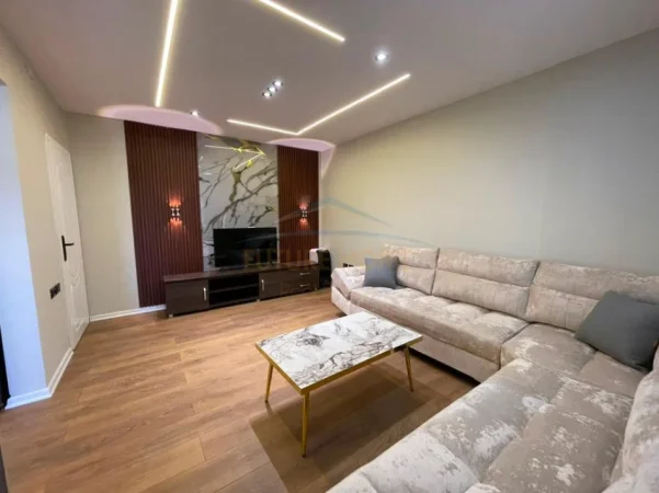 Tirane, jepet me qera apartament 2+1+Ballkon Kati 2, 74 m² 640 € (ALI DEM)