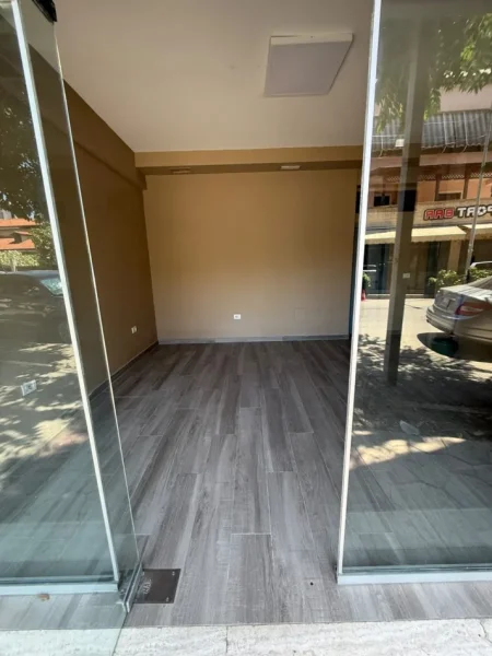 Tirane, jepet me qera ambjent biznesi Kati 0, 30 m² 150 € (Rruga Njazi Meka)