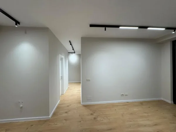 Tirane, jepet me qera ambjent biznesi Kati 11, 95 m² 1.000 € (Golden Tower Residence I Rruga Mine Peza)