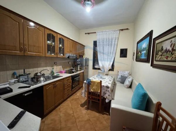 Tirane, jepet me qera apartament 2+1 Kati 3, 100 m² 1.000 € (Myslym Shyri)