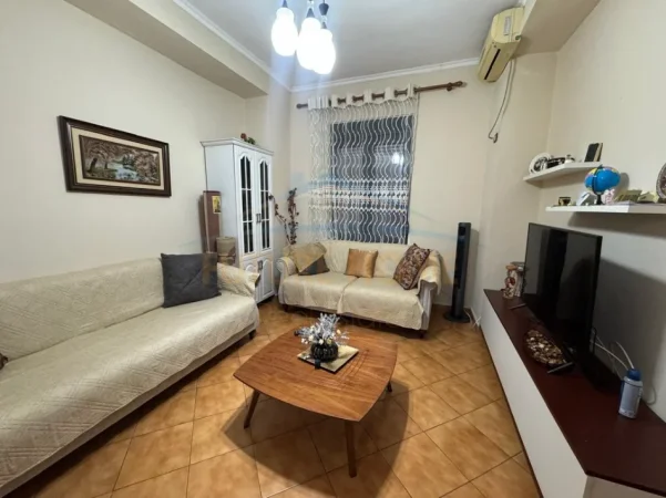 Tirane, jepet me qera apartament 2+1 Kati 3, 100 m² 1.000 € (Myslym Shyri)