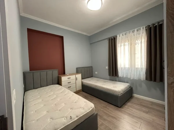 Tirane, jepet me qera apartament 2+1 Kati 5, 80 m² 750 € (Rruga e Barrikadave,Rruga Mahmut Fortuzi)