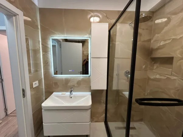Tirane, jepet me qera apartament 2+1 Kati 5, 80 m² 750 € (Rruga e Barrikadave,Rruga Mahmut Fortuzi)