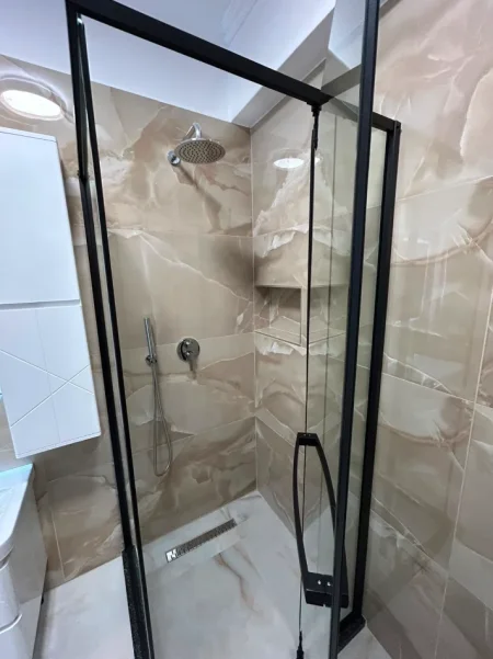 Tirane, jepet me qera apartament 2+1 Kati 5, 80 m² 750 € (Rruga e Barrikadave,Rruga Mahmut Fortuzi)