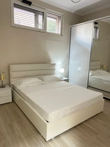 Tirane, jepet me qera apartament 1+1 Kati 1, 50 m² 500 € (Rruga Kongresi i Manastirit, prane Kopshtit 20 Cufo)