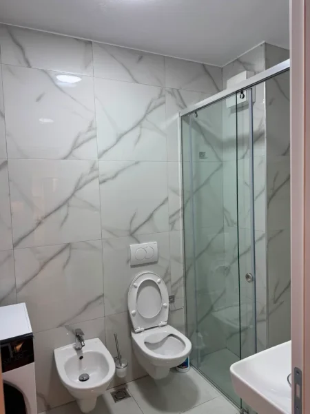 Tirane, jepet me qera apartament 1+1+Ballkon Kati 4, 67 m² 400 € (kompleksi tom doshit)