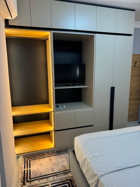 Tirane, jepet me qera apartament 1+1+Ballkon Kati 4, 67 m² 400 € (kompleksi tom doshit)
