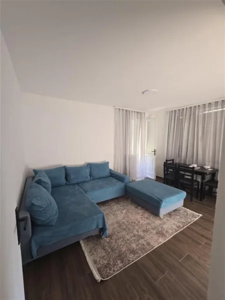 Tirane, jepet me qera apartament 1+1 Kati 2, 70 m² 450 € (Brryl prane Bar Oslo)