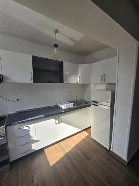 Tirane, jepet me qera apartament 1+1 Kati 2, 70 m² 450 € (Brryl prane Bar Oslo)