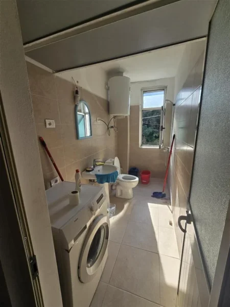 Tirane, jepet me qera apartament 1+1 Kati 2, 70 m² 450 € (Brryl prane Bar Oslo)
