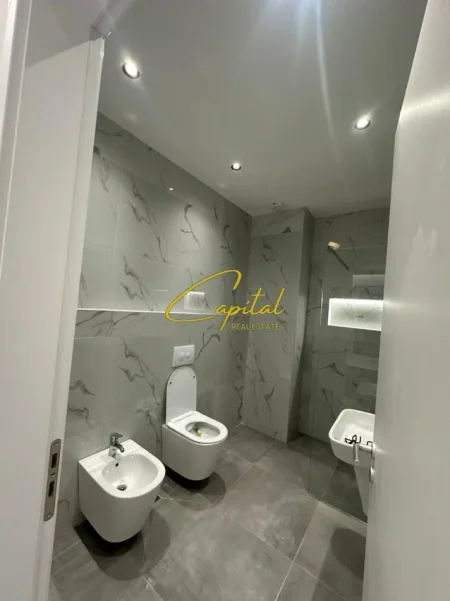 Tirane, jepet me qera apartament 2+1 Kati 6, 100 m² 750 € (LAPRAKE)