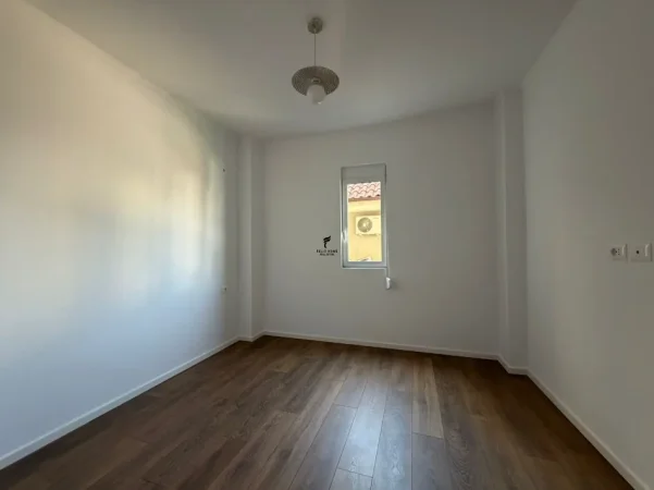 Tirane, shitet apartament 1+1 Kati 3, 47 m² 108.000 € (LAPRAKE)