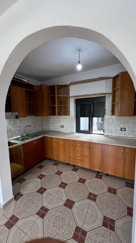 Tirane, jepet me qera apartament 2+1+Aneks+Ballkon Kati 2, 120 m² 400 € (ne rrugen Jordan Misja Tirane)