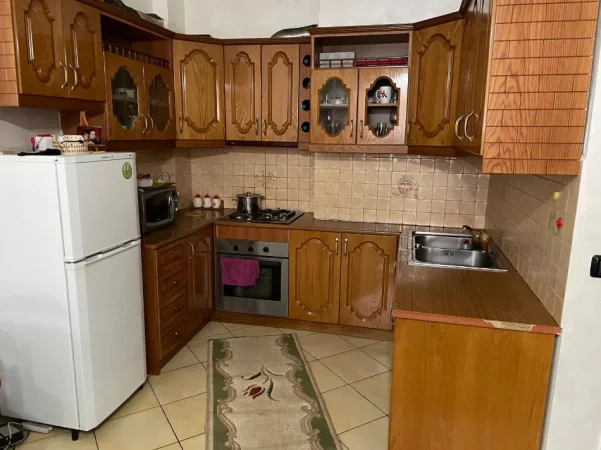 Tirane, jepet me qera apartament 1+1 Kati 7, 90 m² 550 € (PRANE HARRY FULTZ)