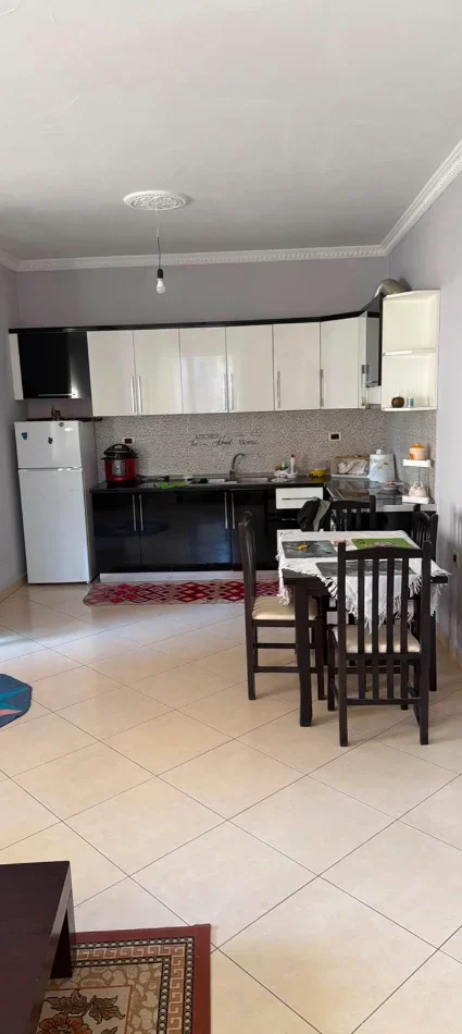 Tirane, jepet me qera apartament 3+1 , 110 m² 400 € (Selitë)